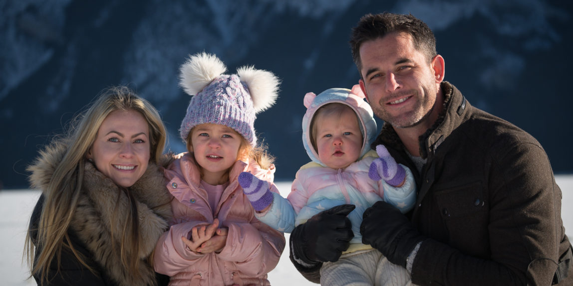 family photography group photo in winter at Lake Minnewanka